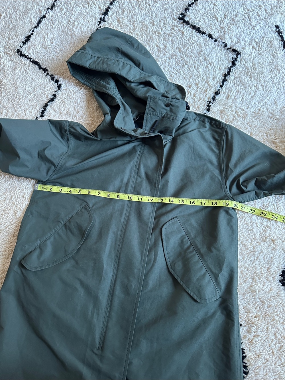 Everlane The City Anorak in Olive - Picture 9 of 10